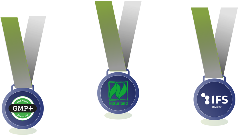 Drei Medaillen mit grünen und grauen Bändern, jeweils mit den Logos "GMP+", "N" und "IFS".