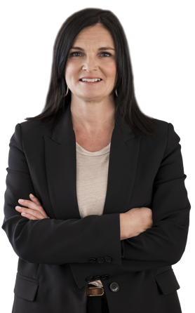 Frau mit Blazer, die die Arme verschränkt hält, vor weißem Hintergrund.