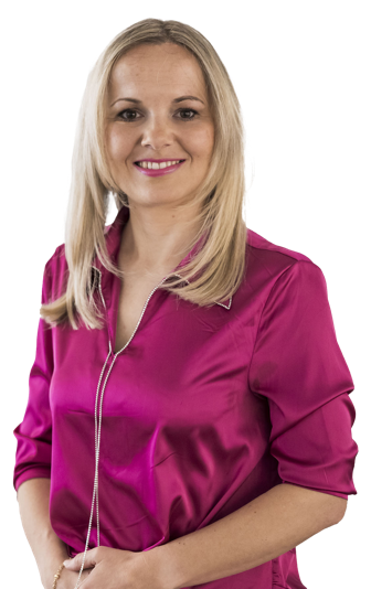 Frau mit Blazer vor weißem Hintergrund.