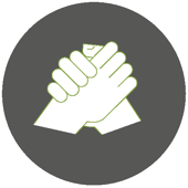 Zwei ineinander verschränkte Hände auf grauem Hintergrund.