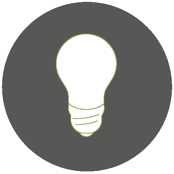 Weiße Glühbirne auf grauem Kreis.