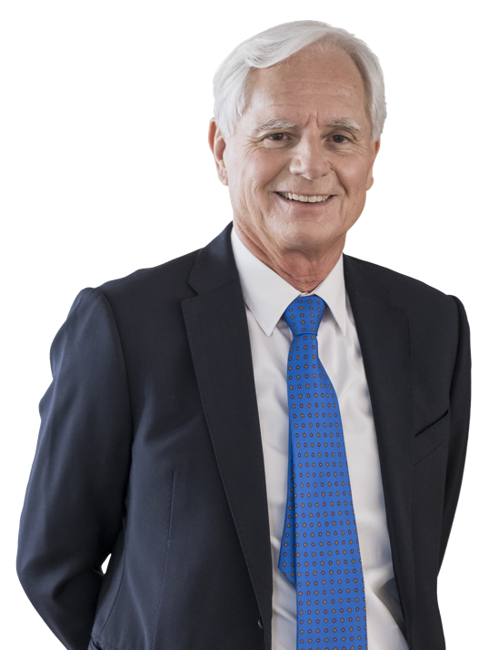 Mann in einem dunklen Anzug und blauer Krawatte vor weißem Hintergrund.