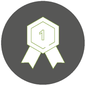 Ein grauer Kreis mit einem weißen Abzeichen in der Mitte, das die Zahl "1" zeigt.