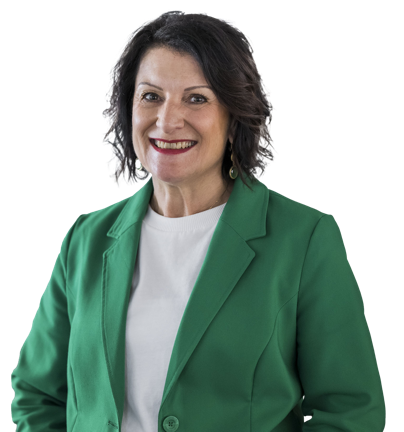 Frau mit Blazer, die die Arme verschränkt hält, vor weißem Hintergrund.