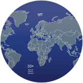 Weltkarte mit grauen Ländern auf blauem Hintergrund.