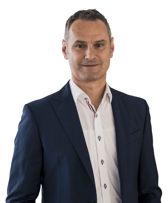 Mann in einem dunkelblauen Anzug und weißem Hemd vor weißem Hintergrund.