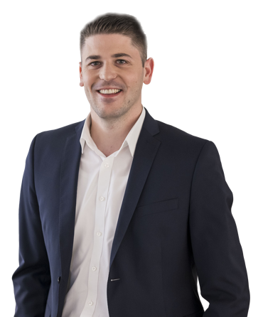 Eine lächelnde Person in einem Anzug und Hemd vor weißem Hintergrund.