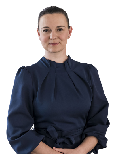 Frau mit Blazer vor weißem Hintergrund.